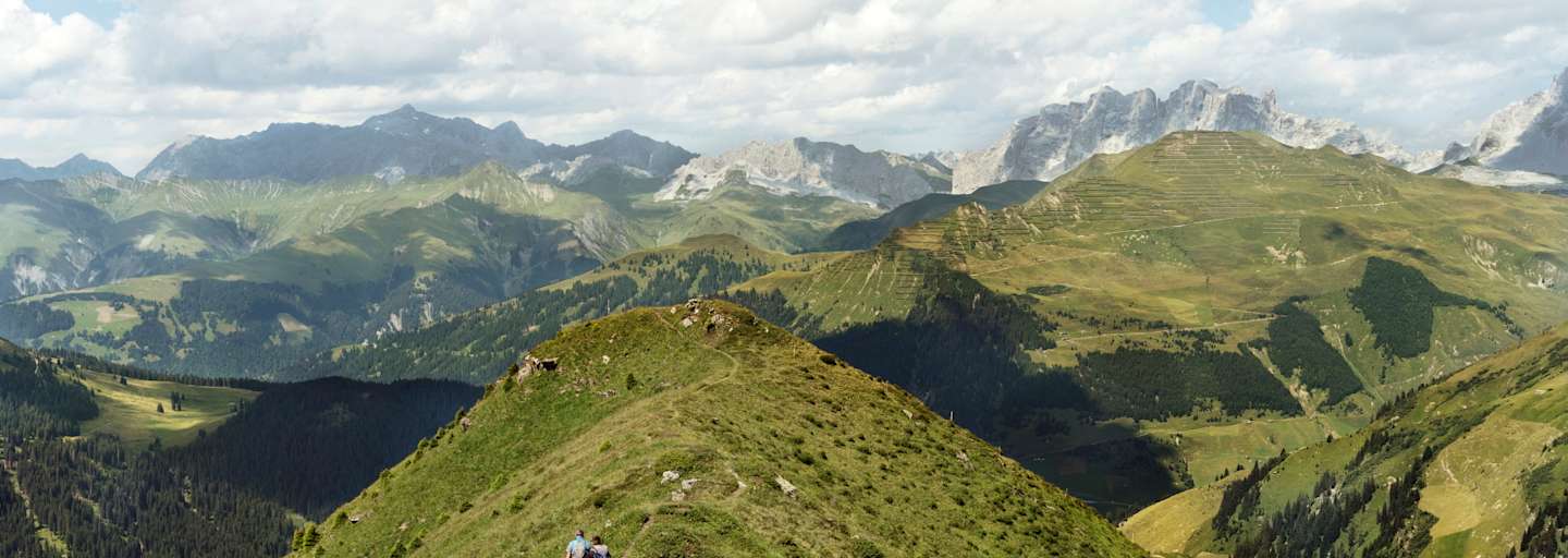 Ein Grat führt von Jägglisch Horn nach St. Antönien. Dahinter erstreckt sich das Prättigau mit Drusenfluh, Drei türmen und Sulzfluh
